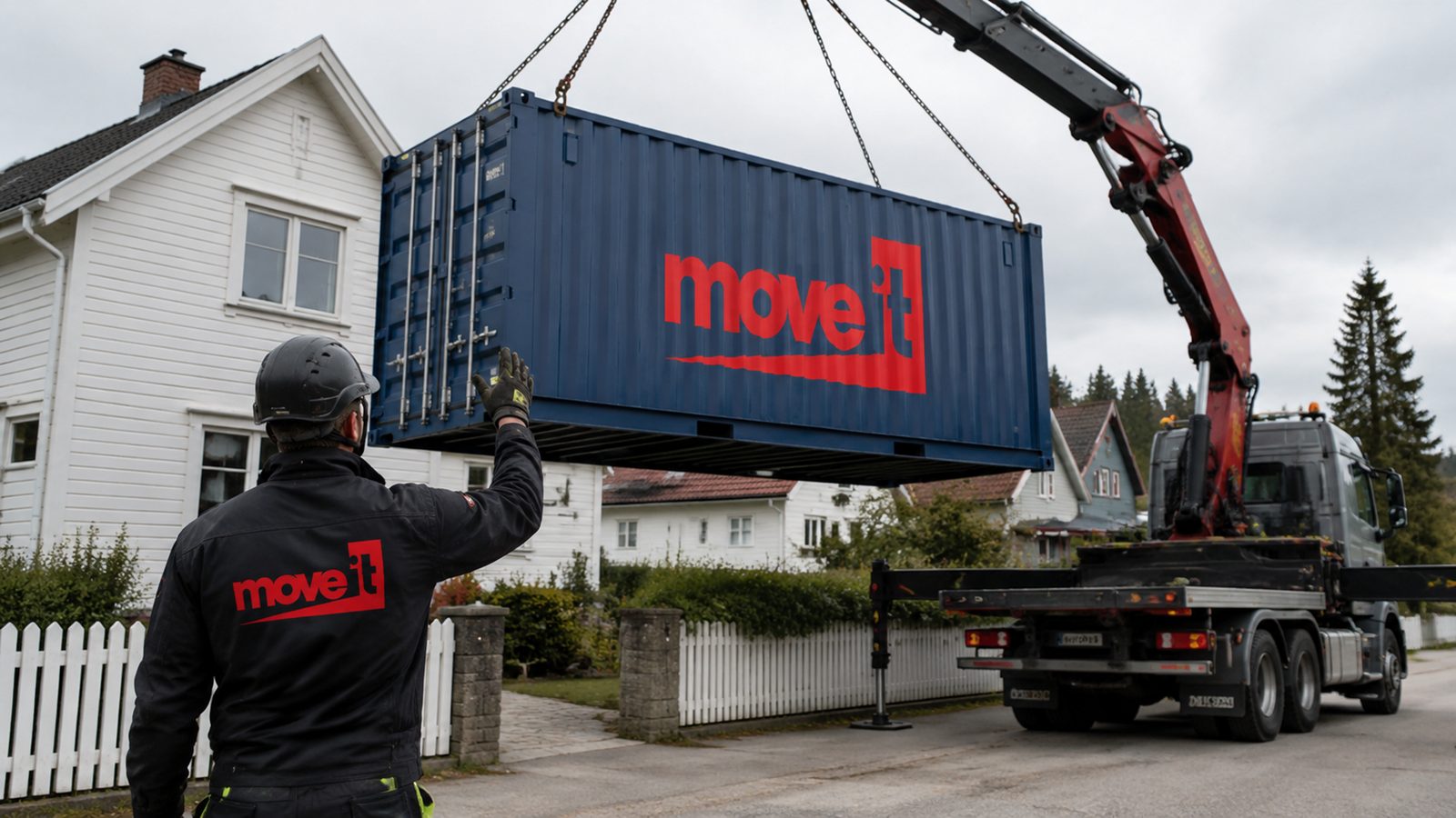Move-it kranbil som løfter en blå flyttecontainer på plass hjemme hos kunden i Oslo